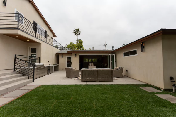 How do I choose a home renovation contractor to build a house?